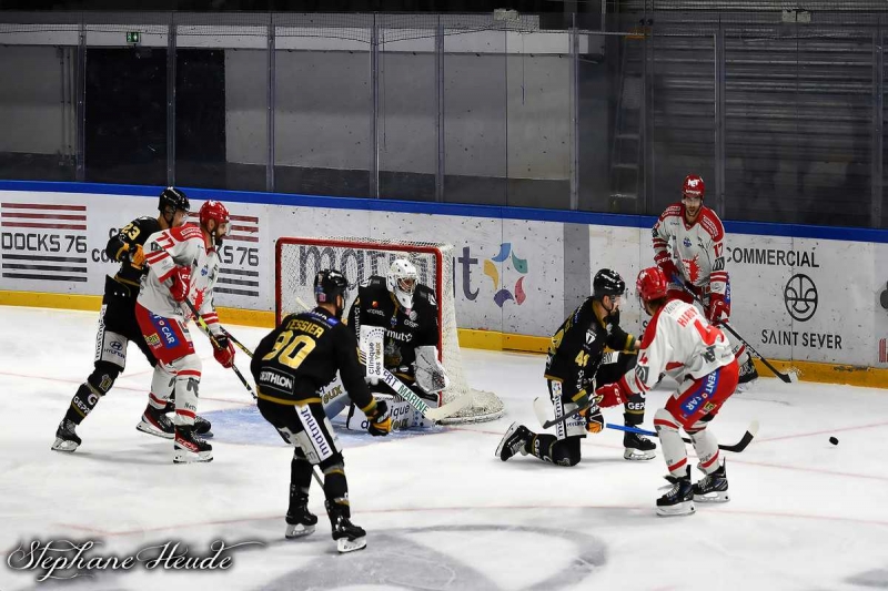 Photo hockey Ligue Magnus - Ligue Magnus : 12ème journée : Rouen vs Grenoble - LM : Des dragons en taille patron. Photo hockey Ligue Magnus - Ligue Magnus : 12ème journée : Rouen vs Grenoble - LM : Des dragons en taille patron.