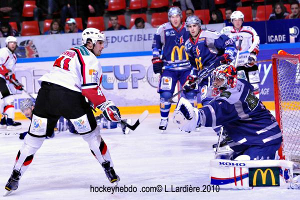 Photo hockey Ligue Magnus - Ligue Magnus : 14ème journée : Grenoble  vs Briançon  - 2 tours de cage et voila!