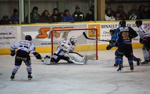 Photo hockey Ligue Magnus - Ligue Magnus : 16ème journée  : Chamonix  vs Caen  - Le Drakkar caennais sombre dans les Alpes.