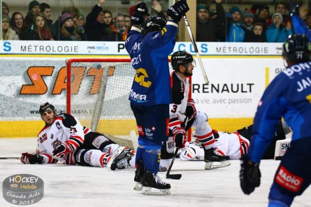Photo hockey Ligue Magnus - Ligue Magnus : 16ème journée : Chamonix  vs Bordeaux - Le Chamois enragé, tout doux le Boxer