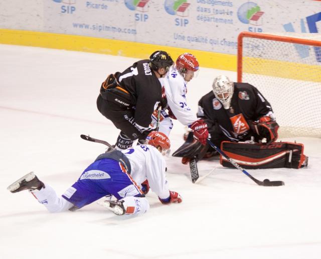 Photo hockey Ligue Magnus - Ligue Magnus : 17ème journée : Amiens  vs Lyon - Les Gothiques à la ramasse