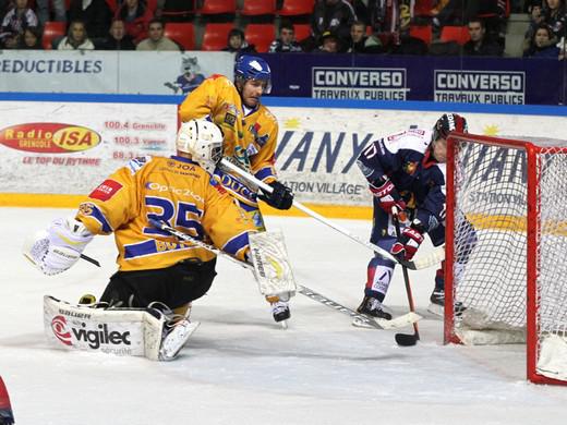 Photo hockey Ligue Magnus - Ligue Magnus : 19ème journée : Grenoble vs Dijon - Grenoble : à l\ Photo hockey Ligue Magnus - Ligue Magnus : 19ème journée : Grenoble vs Dijon - Grenoble : à l\