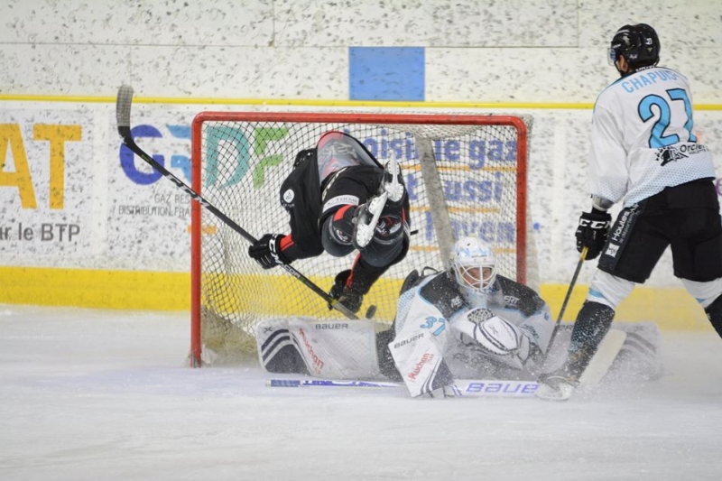 Photo hockey Ligue Magnus - Ligue Magnus : 20ème journée : Chamonix vs Gap - Briand fait briller Chamonix Photo hockey Ligue Magnus - Ligue Magnus : 20ème journée : Chamonix vs Gap - Briand fait briller Chamonix