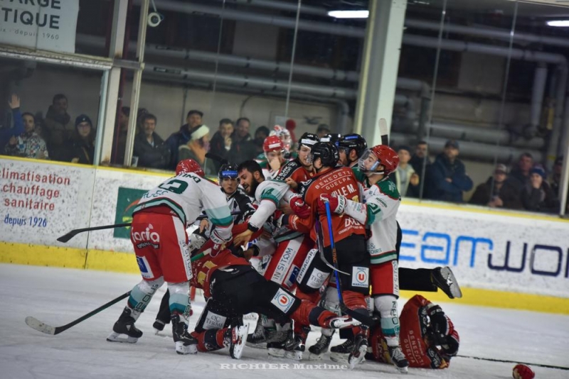 Photo hockey Ligue Magnus - Ligue Magnus : 23ème journée : Chamonix  vs Anglet - Les Pionniers déroulent !