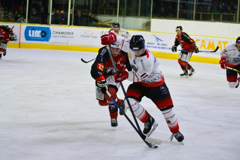 Photo hockey Ligue Magnus - Ligue Magnus : 29ème journée : Chamonix  vs Nice - Les matchs se suivent et se ressemblent à Richard Bozon