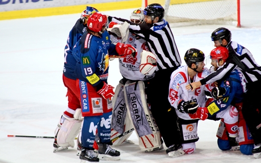 Photo hockey Ligue Magnus - Ligue Magnus : 29ème journée : Grenoble  vs Amiens  - Rude combat ! 