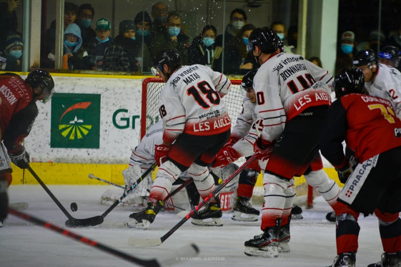 Photo hockey Ligue Magnus - Ligue Magnus : 29ème journée : Chamonix  vs Nice - Les matchs se suivent et se ressemblent à Richard Bozon