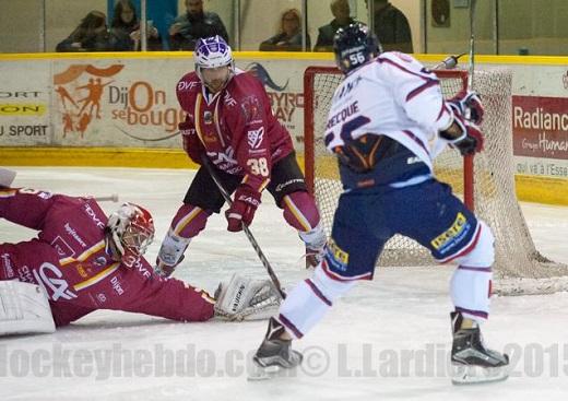 Photo hockey Ligue Magnus - Ligue Magnus : 2ème journée : Dijon  vs Grenoble  - Dijon dans le rouge.