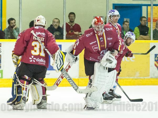 Photo hockey Ligue Magnus - Ligue Magnus : 2ème journée : Dijon  vs Grenoble  - Dijon dans le rouge.