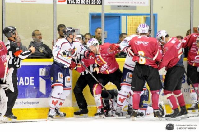 Photo hockey Ligue Magnus - Ligue Magnus : 2ème journée : Dijon  vs Grenoble  - Dijon dans le rouge.