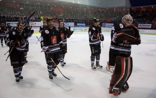 Photo hockey Ligue Magnus - Ligue Magnus : 33ème journée : Amiens vs Epinal - LM : Le Gamyo passe devant les Gothiques Photo hockey Ligue Magnus - Ligue Magnus : 33ème journée : Amiens vs Epinal - LM : Le Gamyo passe devant les Gothiques