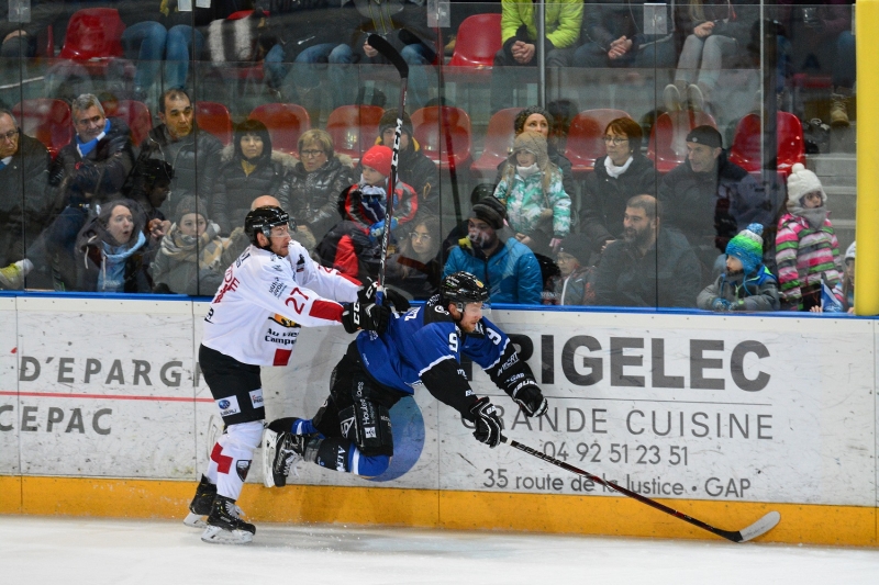 Photo hockey Ligue Magnus - Ligue Magnus : 33ème journée : Gap  vs Chamonix  - Les Rapaces jouent avec le feu