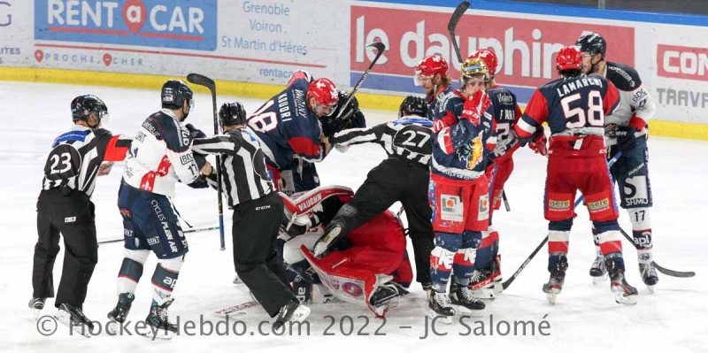 Photo hockey Ligue Magnus - Ligue Magnus : 33ème journée : Grenoble vs Angers - Enorme combat de hockey… mais pas que ! Photo hockey Ligue Magnus - Ligue Magnus : 33ème journée : Grenoble vs Angers - Enorme combat de hockey… mais pas que !
