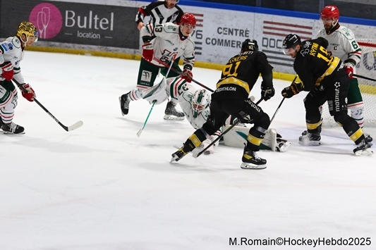 Photo hockey Ligue Magnus - Ligue Magnus : 35ème journée : Rouen vs Anglet - Rouen déroule face à Anglet.