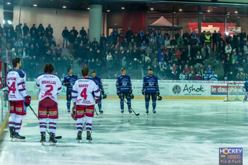 Photo hockey Ligue Magnus - Ligue Magnus : 38ème journée : Gap  vs Grenoble  - Gap court après le score