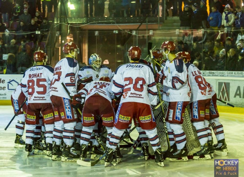 Photo hockey Ligue Magnus - Ligue Magnus : 38ème journée : Gap  vs Grenoble  - Gap court après le score