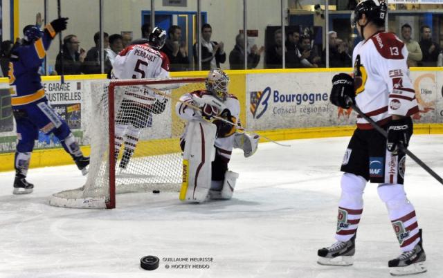 Photo hockey Ligue Magnus - Ligue Magnus : 3ème journée : Dijon  vs Morzine-Avoriaz - Messire le Duc chasse le Pingouin