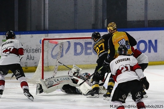Photo hockey Ligue Magnus - Ligue Magnus : 41ème journée : Rouen vs Bordeaux - Le dragon croque le boxer. Photo hockey Ligue Magnus - Ligue Magnus : 41ème journée : Rouen vs Bordeaux - Le dragon croque le boxer.