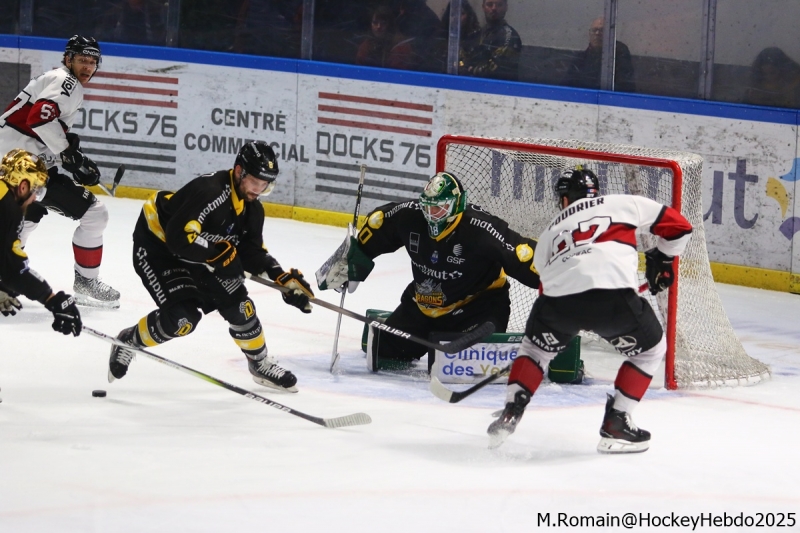 Photo hockey Ligue Magnus - Ligue Magnus : 41ème journée : Rouen vs Bordeaux - Le dragon croque le boxer. Photo hockey Ligue Magnus - Ligue Magnus : 41ème journée : Rouen vs Bordeaux - Le dragon croque le boxer.