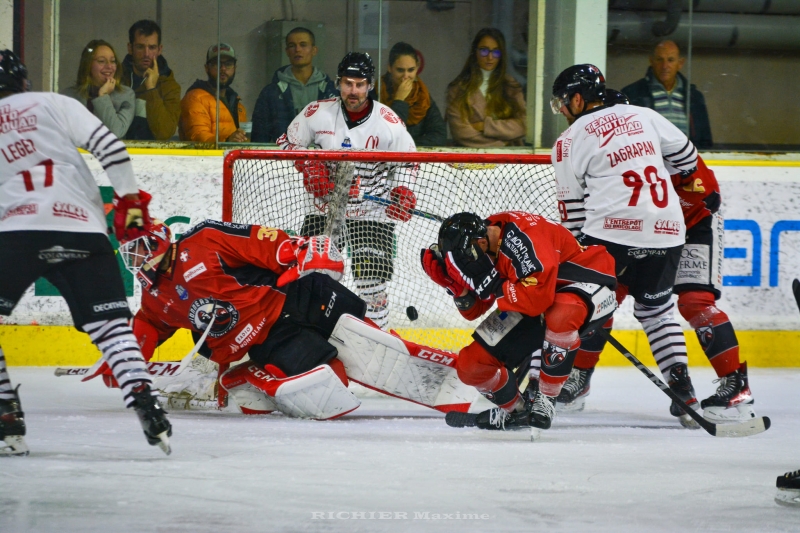 Photo hockey Ligue Magnus - Ligue Magnus : 5ème journée  : Chamonix  vs Briançon  - Les Pionniers l’emportent aux forceps !
