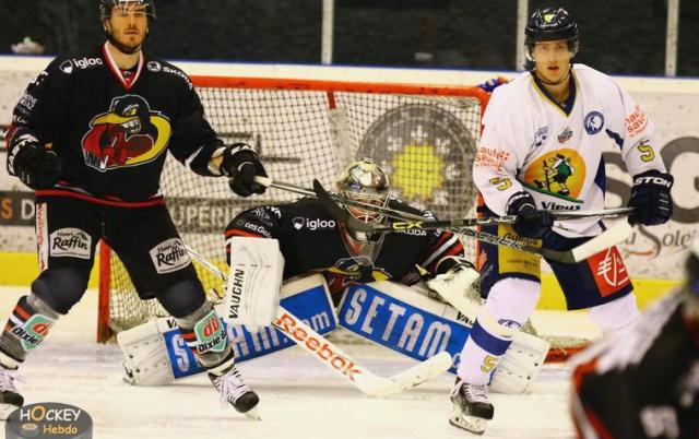 Photo hockey Ligue Magnus - Ligue Magnus : 5ème journée : Morzine-Avoriaz vs Chamonix  - Le Pingouin glisse, le Chamois boîte