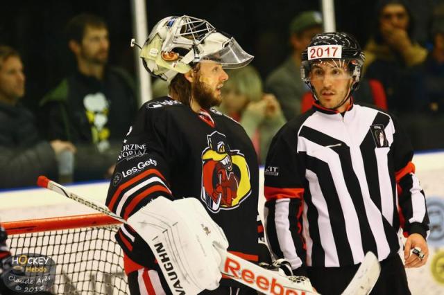 Photo hockey Ligue Magnus - Ligue Magnus : 5ème journée : Morzine-Avoriaz vs Chamonix  - Le Pingouin glisse, le Chamois boîte