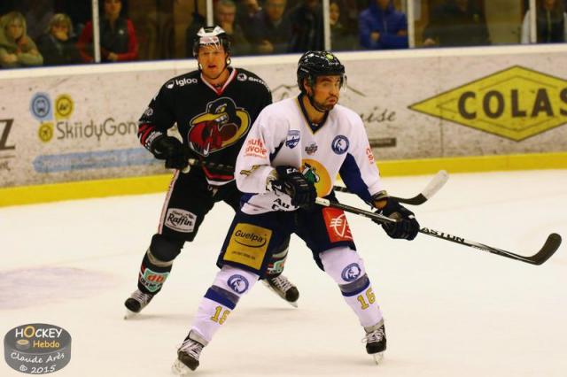 Photo hockey Ligue Magnus - Ligue Magnus : 5ème journée : Morzine-Avoriaz vs Chamonix  - Le Pingouin glisse, le Chamois boîte