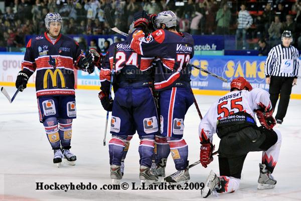 Photo hockey Ligue Magnus - Ligue Magnus : 5ème journée : Grenoble vs Neuilly/Marne - Sivic ne fait pas les choses à Mitja! Photo hockey Ligue Magnus - Ligue Magnus : 5ème journée : Grenoble vs Neuilly/Marne - Sivic ne fait pas les choses à Mitja!