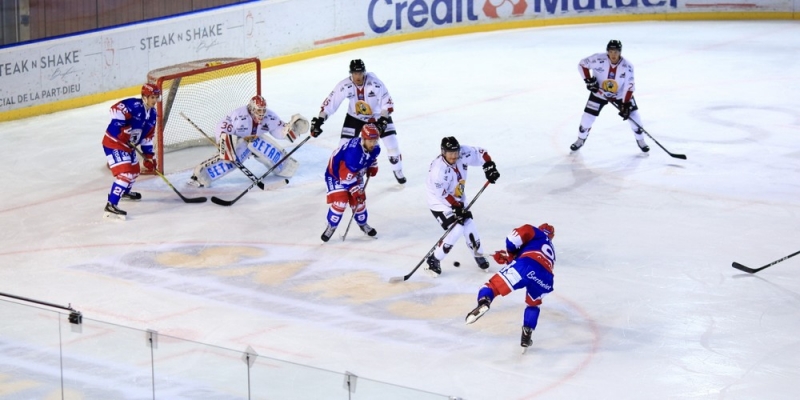 Photo hockey Ligue Magnus - Ligue Magnus : 6ème journée : Lyon vs Chamonix  - Lyon joue avec le feu