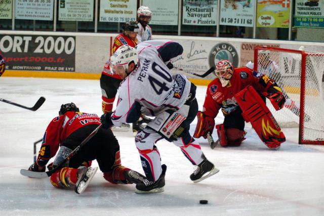 Photo hockey Ligue Magnus - Ligue Magnus : 6ème journée : Morzine-Avoriaz vs Epinal  - Fin de match houleuse en faveur des Pingouins