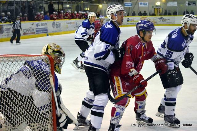 Photo hockey Ligue Magnus - Ligue Magnus : 6ème journée : Dijon  vs Gap  - Dijon pris dans les serres du rapace.
