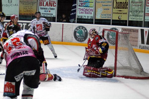 Photo hockey Ligue Magnus - Ligue Magnus : 9ème journée : Morzine-Avoriaz vs Amiens  - Morzine chute à domicile