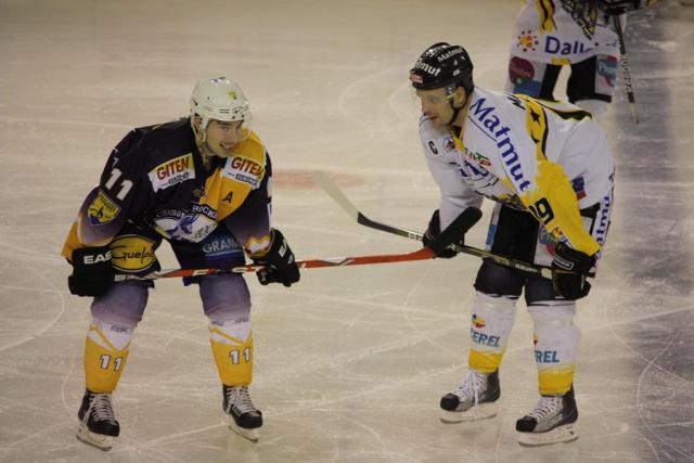 Photo hockey Ligue Magnus - Ligue Magnus: 15ème journée : Chamonix  vs Rouen - Les Chamois : Un genou à terre