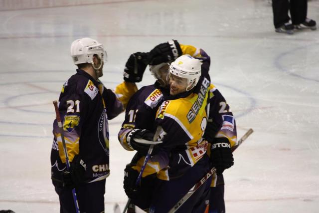 Photo hockey Ligue Magnus - Ligue Magnus: 15ème journée : Chamonix  vs Rouen - Les Chamois : Un genou à terre