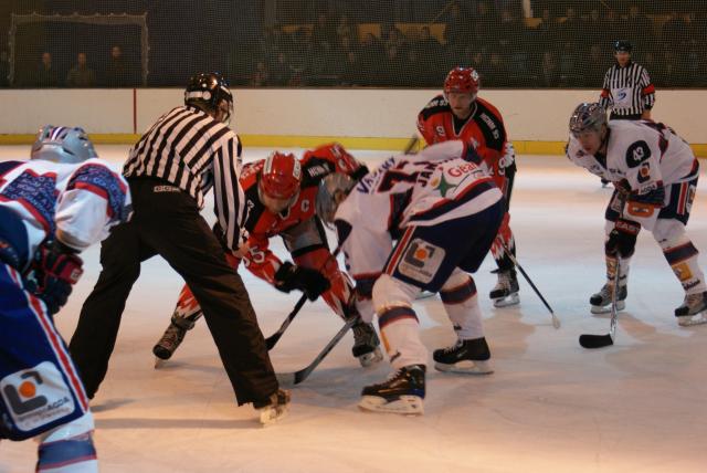 Photo hockey Ligue Magnus - Ligue Magnus: 17ème journée : Neuilly/Marne vs Grenoble  - Les Brûleurs de Loups dans la douleur