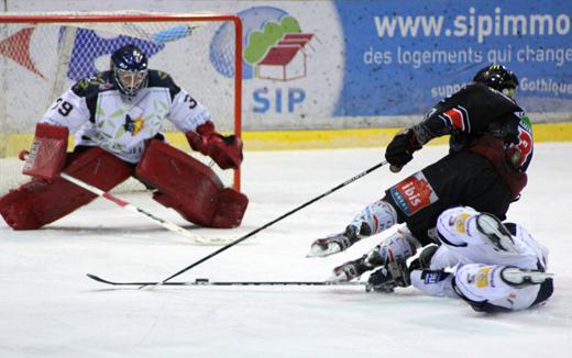 Photo hockey Ligue Magnus - Ligue Magnus, 20ème journée : Amiens  vs Grenoble  - Une erreur cruelle