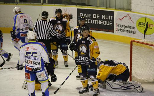 Photo hockey Ligue Magnus - Ligue Magnus, 8ème journée : Chamonix  vs Gap  - Les Chamois chassent les Rapaces