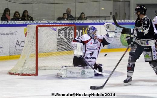 Photo hockey Ligue Magnus - LM playoff 1/2 finale, match 1 : Rouen vs Angers - Rouen-Angers : \"hold up\" à l\ Photo hockey Ligue Magnus - LM playoff 1/2 finale, match 1 : Rouen vs Angers - Rouen-Angers : \"hold up\" à l\