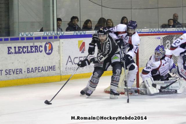 Photo hockey Ligue Magnus - LM playoff 1/2 finale, match 1 : Rouen vs Angers - Rouen-Angers : \"hold up\" à l\ Photo hockey Ligue Magnus - LM playoff 1/2 finale, match 1 : Rouen vs Angers - Rouen-Angers : \"hold up\" à l\