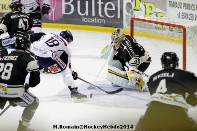 Photo hockey Ligue Magnus - LM playoff 1/2 finale, match 1 : Rouen vs Angers  - Rouen-Angers : "hold up" à l