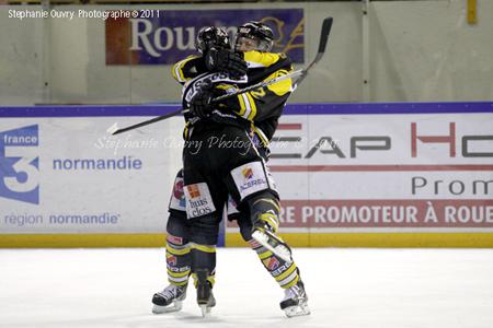Photo hockey Ligue Magnus - LM playoffs : 1/4 de finale, match 1 : Rouen vs Morzine-Avoriaz - Un réveil tardif mais suffisant. Photo hockey Ligue Magnus - LM playoffs : 1/4 de finale, match 1 : Rouen vs Morzine-Avoriaz - Un réveil tardif mais suffisant.
