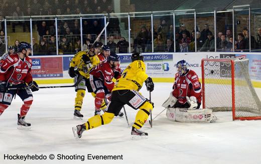Photo hockey Ligue Magnus - LM Playoffs : Finale, match 1 : Angers vs Rouen - Rouen frappe d’entrée Photo hockey Ligue Magnus - LM Playoffs : Finale, match 1 : Angers vs Rouen - Rouen frappe d’entrée