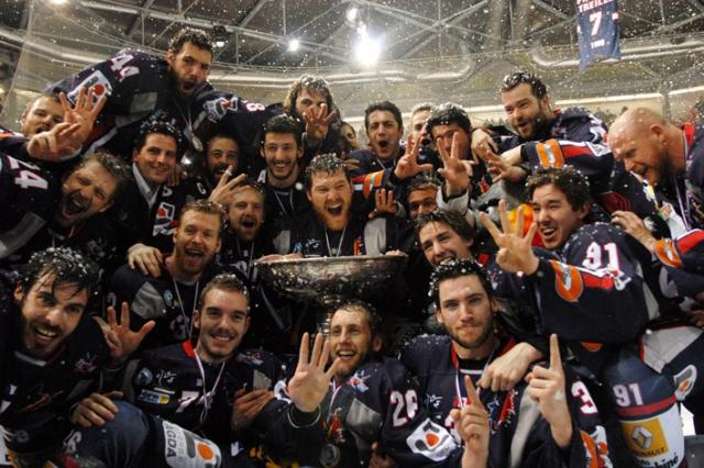 Photo hockey Ligue Magnus - Play-off :  finale, match 4 : Grenoble  vs Briançon  - Dans la légende