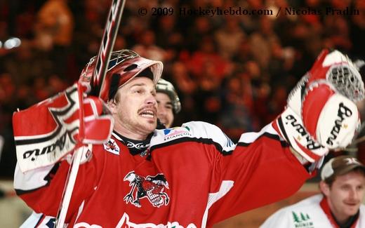 Photo hockey Ligue Magnus - Play-off : 1/2 finale, match 5 : Briançon  vs Angers  - Briançon avec le coeur