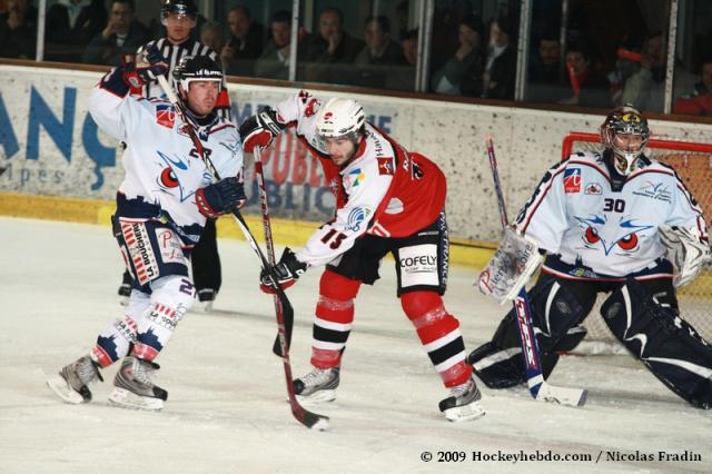 Photo hockey Ligue Magnus - Play-off : 1/2 finale, match 5 : Briançon  vs Angers  - Briançon avec le coeur