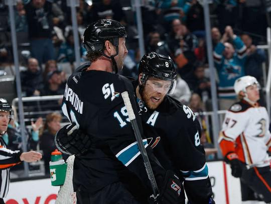 Photo hockey NHL : National Hockey League - AHL - NHL : National Hockey League - AHL - NHL : Le requin supérieur au canard