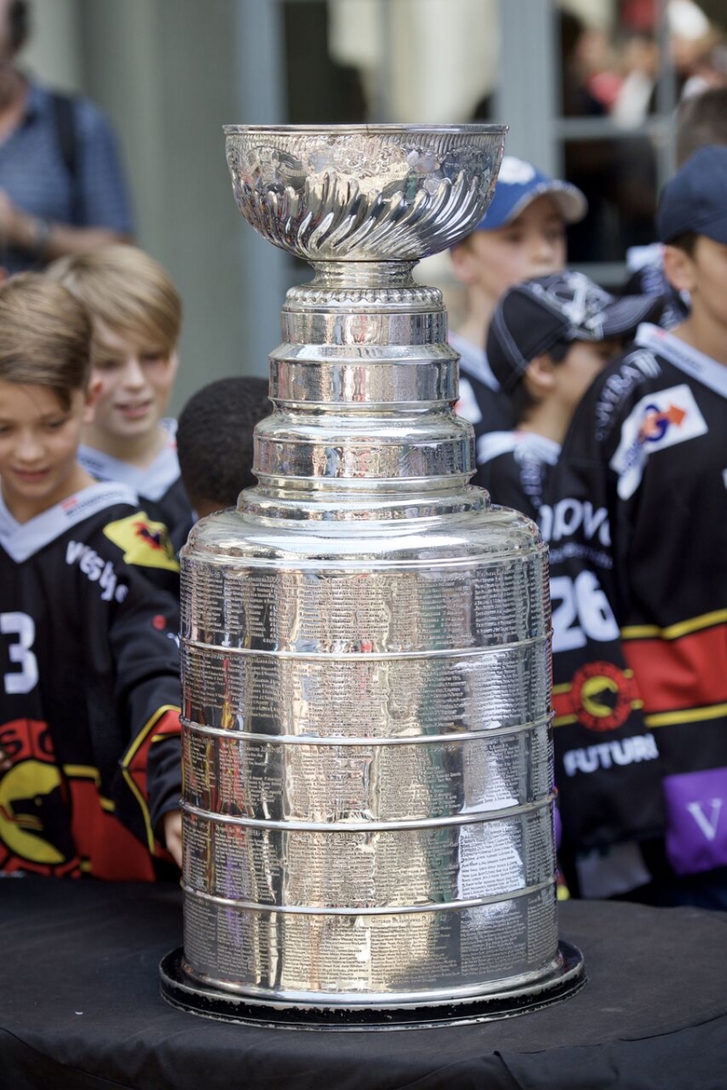 Photo hockey Suisse - Divers - Suisse - Divers - Mark Streit a présenté la Coupe Stanley aux Suisses Photo hockey Suisse - Divers - Suisse - Divers - Mark Streit a présenté la Coupe Stanley aux Suisses