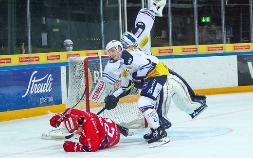 Photo hockey Suisse - National League -  : Rapperswil-Jona vs Ambrì-Piotta - Ambrì trébuche à Rappi