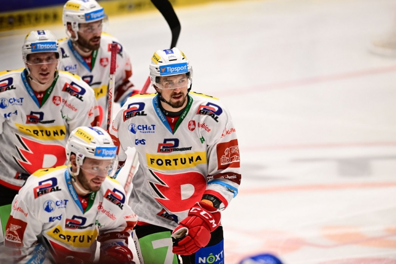 Photo hockey TELH - Tipsport Extraliga LednÃho Hokeje - TELH - Tipsport Extraliga LednÃho Hokeje - TELH : Le petit cheval blanc devant Photo hockey TELH - Tipsport Extraliga LednÃho Hokeje - TELH - Tipsport Extraliga LednÃho Hokeje - TELH : Le petit cheval blanc devant