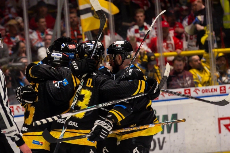 Photo hockey TELH - Tipsport Extraliga LednÃho Hokeje - TELH - Tipsport Extraliga LednÃho Hokeje - TELH : Les cartes en main Photo hockey TELH - Tipsport Extraliga LednÃho Hokeje - TELH - Tipsport Extraliga LednÃho Hokeje - TELH : Les cartes en main